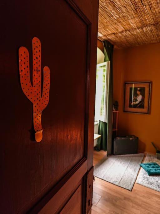 Sahara With Shared Bathroom In Centre *